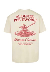 Beige cotton t-shirt featuring red text and a spaghetti graphic. Text reads “AL DENTE, PER FAVORÉ!” and “Italian Cuisine.”
