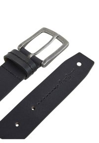 Cinturón de cuero negro con una hebilla metálica rectangular. Presenta costuras visibles, agujeros para ajuste y una marca emblema en la correa.