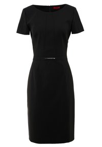 Robe noire à manches courtes avec un col rond, silhouette ajustée et un accent métallique à la taille. Tissu lisse, longueur au genou.