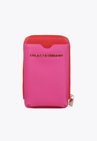 Billetera de cuero rosa y roja con detalles en logo dorado, forma rectangular, acabado texturizado y cierre de cremallera.