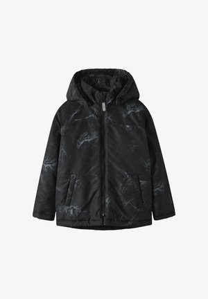 Veste rembourrée noire avec capuche, présentant un motif géométrique gris, fermeture éclair à l'avant et deux poches latérales. Texture lisse.