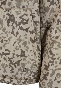 Kamerāžas jaka ar bēša un pelēka raksta. Iespējas teksturēta auduma un sudraba logotipa akcenta uz kabatas.