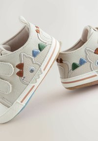 Jasnoszare sneakersy o teksturowanym wykończeniu, z kolorowym haftem w zielone, niebieskie, pomarańczowe i brązowe kształty. Rzepy.