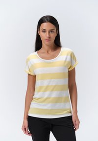 Stribet t-shirt i blød bomuld med gule og hvide vandrette striber. Har rund hals og opkrøllede korte ærmer. Glat tekstur.
