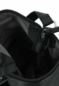 Schwarze Lederhandtasche mit einer strukturierten Außenseite, Reißverschlussfach und grauem Innenfutter. Mit Hardware-Akzenten und einem Tragegurt ausgestattet.