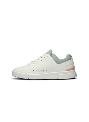 Weißer Sneaker mit einem glatten Lederoberteil, Mesh-Zunge und blassem blauen Kragen. Verfügt über perforierte Details und einen hellrosa Akzent an der Ferse.
