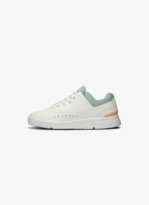Weißer Sneaker mit einem glatten Lederoberteil, Mesh-Zunge und blassem blauen Kragen. Verfügt über perforierte Details und einen hellrosa Akzent an der Ferse.
