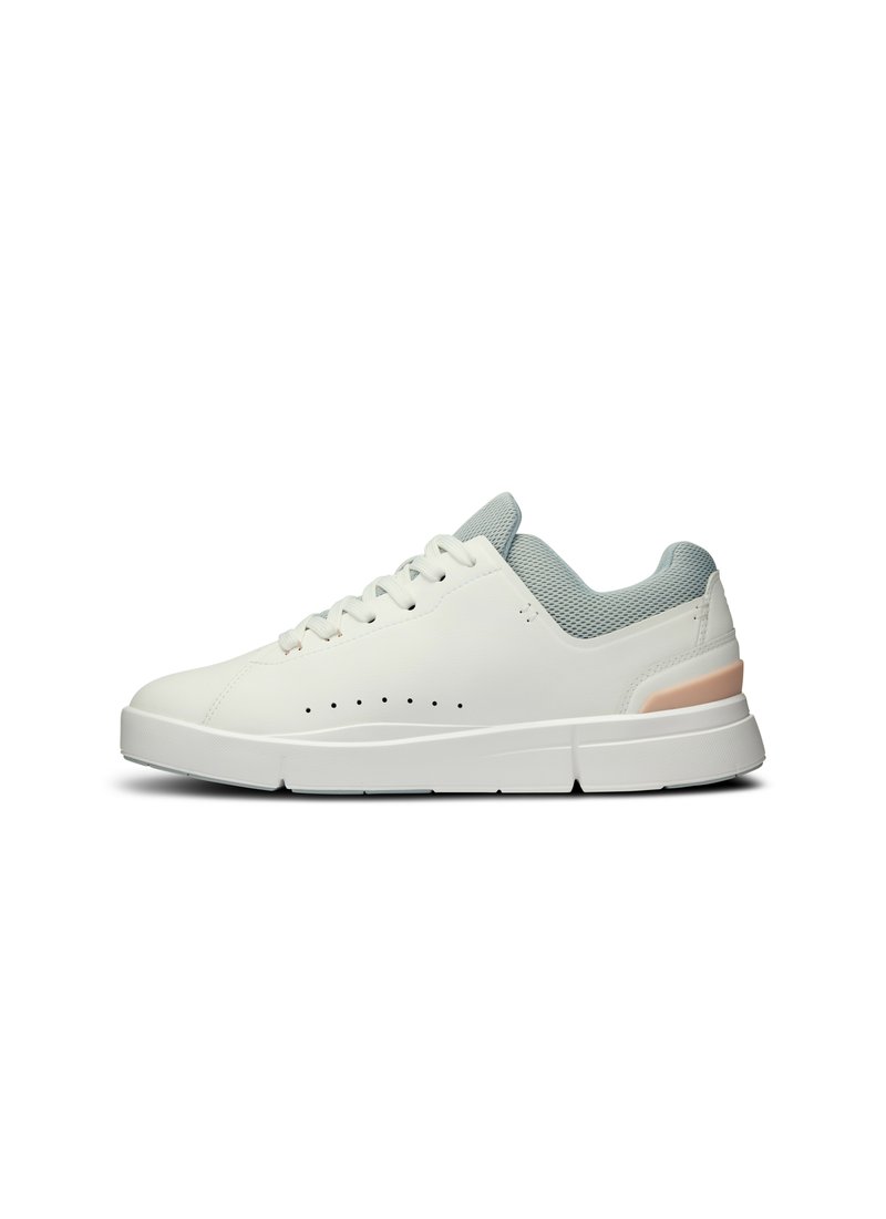 Witte sneaker met een bovenwerk van soepel leer, geperforeerde tong en een lichtblauwe kraag. Heeft perforaties en een lichtroze accent op de hak.