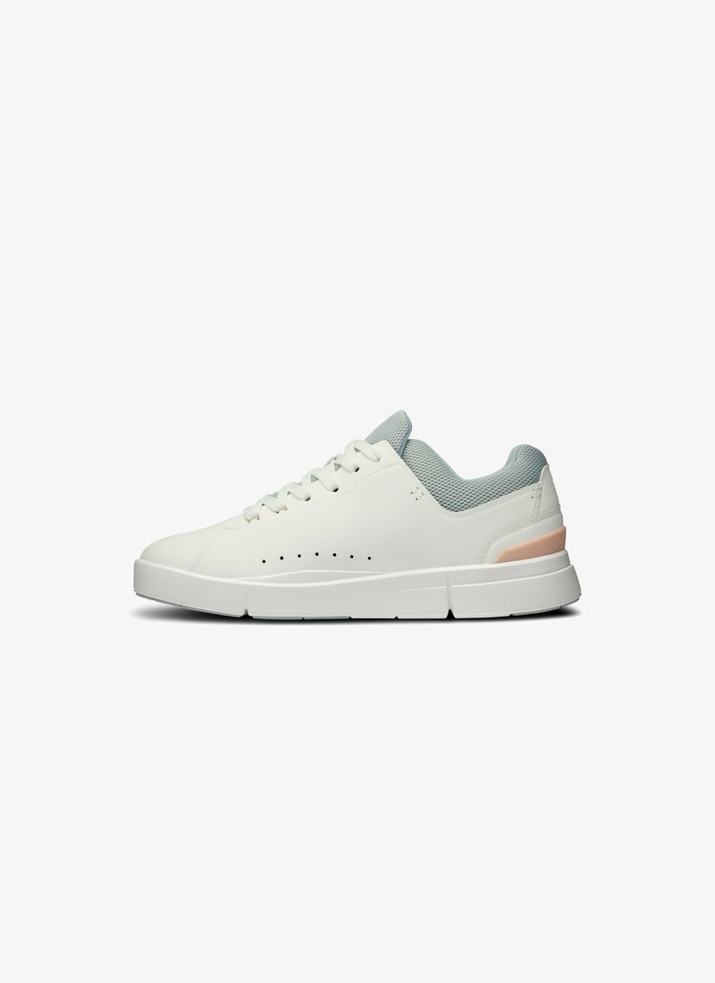 Witte sneaker met een bovenwerk van soepel leer, geperforeerde tong en een lichtblauwe kraag. Heeft perforaties en een lichtroze accent op de hak.