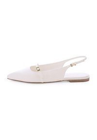 Weiße Slingback-Schuhe mit spitzem Zehenbereich, flacher Sohle und minimalistischem Design. Ausgestattet mit einem dünnen Riemen und einer goldfarbenen Schnalle. Glatte Textur.