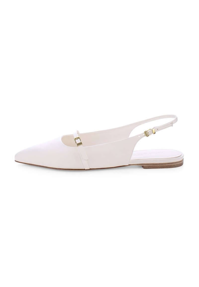 Weiße Slingback-Schuhe mit spitzem Zehenbereich, flacher Sohle und minimalistischem Design. Ausgestattet mit einem dünnen Riemen und einer goldfarbenen Schnalle. Glatte Textur.