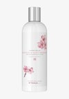 SCENT BOOSTER & SOFTENER IN 1 - THE RITUAL OF SAKURA - FLORAL - CHERRY BLOSSOM & RICE MILK - Raumduft - -