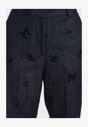 Pantaloni in denim scuro caratterizzati da intricate applicazioni di farfalle ricamate in nero e delicati paillettes, con una vestibilità classica e tasche frontali.