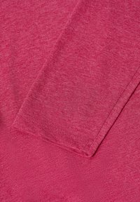 Fuchsia sweatshirtsmaterial med en mjuk, stickad textur; har långa ärmar och en enkel rundhalsdesign.