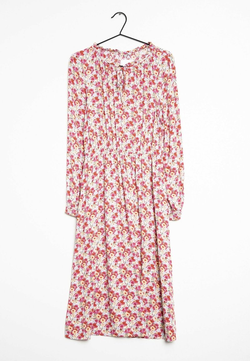 Robe longue à manches longues avec un motif floral de fleurs roses, rouges et jaunes sur un fond clair, dotée d'une taille froncée et d'un col rond.