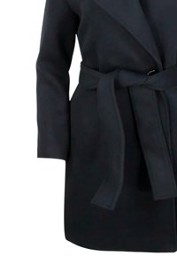 Cappotto avvolgente nero con cintura, maniche lunghe, design senza colletto e texture liscia. Il tessuto sembra morbido e leggero.