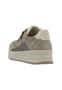 Baskets en suede gris avec des accents beige clair, munies d'une fermeture éclair et d'un logo sur le côté, et d'une semelle épaisse et texturée pour un confort optimal.