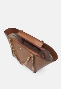 Brun läder tote-väska med kedjehandtag, öppen topp och rymligt inre som har en zip-ficka och kviltad foder.