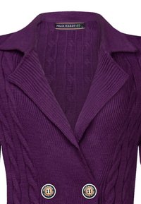 Fialový pletený cardigan s kabelovým vzorem, dvojitým designem na zapínání a dvěma kulatými knoflíky s logem na hrudi.