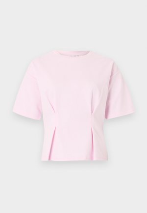 Ανοιχτό ροζ τοπ με κοντά μανίκια, στρογγυλή λαιμόκοψη και διακριτικές πιέτες στις μπροστινές πλευρές, εμφανίζεται σε απλό φόντο.