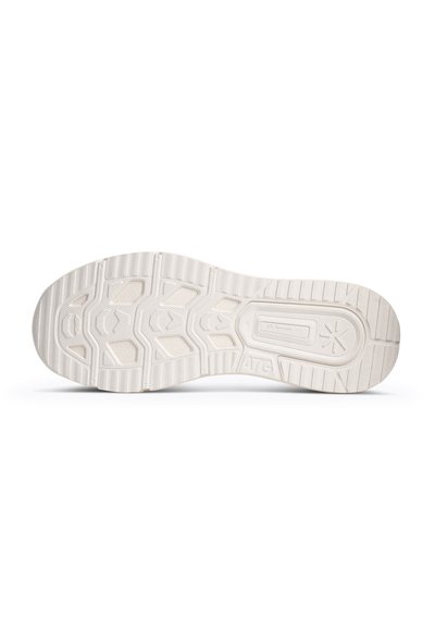 Semelle de chaussure blanche avec motif de bande de roulement texturé, empreintes rectangulaires et texte "Hi-Terrain" embossé sur la section centrale.