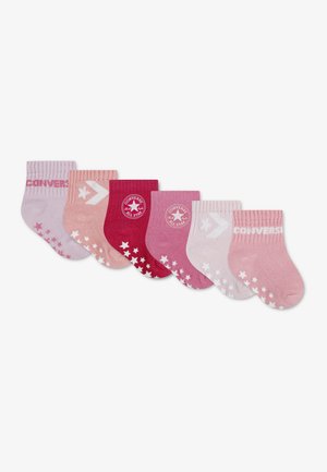 Sechs Paar Kleinkind-Socken in Pink- und Rottönen, jeweils mit Converse-Logos und Sternprofilen an den Sohlen.