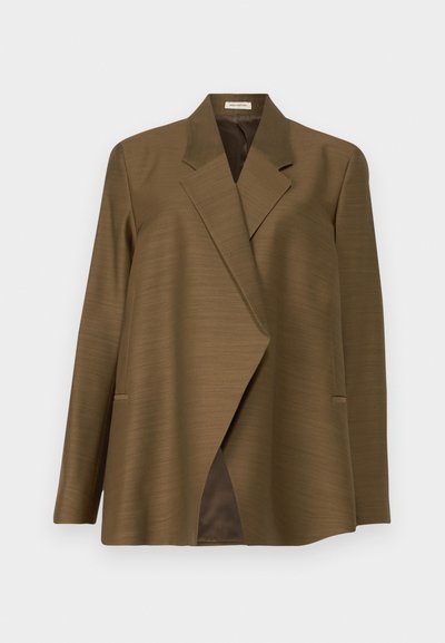 Blazer marrón con un tejido texturizado, que presenta un cuello chal, un frente asimétrico y bolsillos laterales. Sin forro y con un elegante caído.