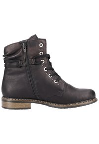 Bottine noire en cuir avec un bout rond, un laçage à l'avant et une fermeture éclair latérale. Dotée de ferrures décoratives et d'une finition texturée sur la tige.