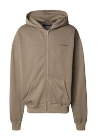 Brun hettejakke med glidelås laget av mykt stoff, med snøring i hetten, to fremre lommer og ribbestrikkede mansjetter og kant. Liten logo på brystet.