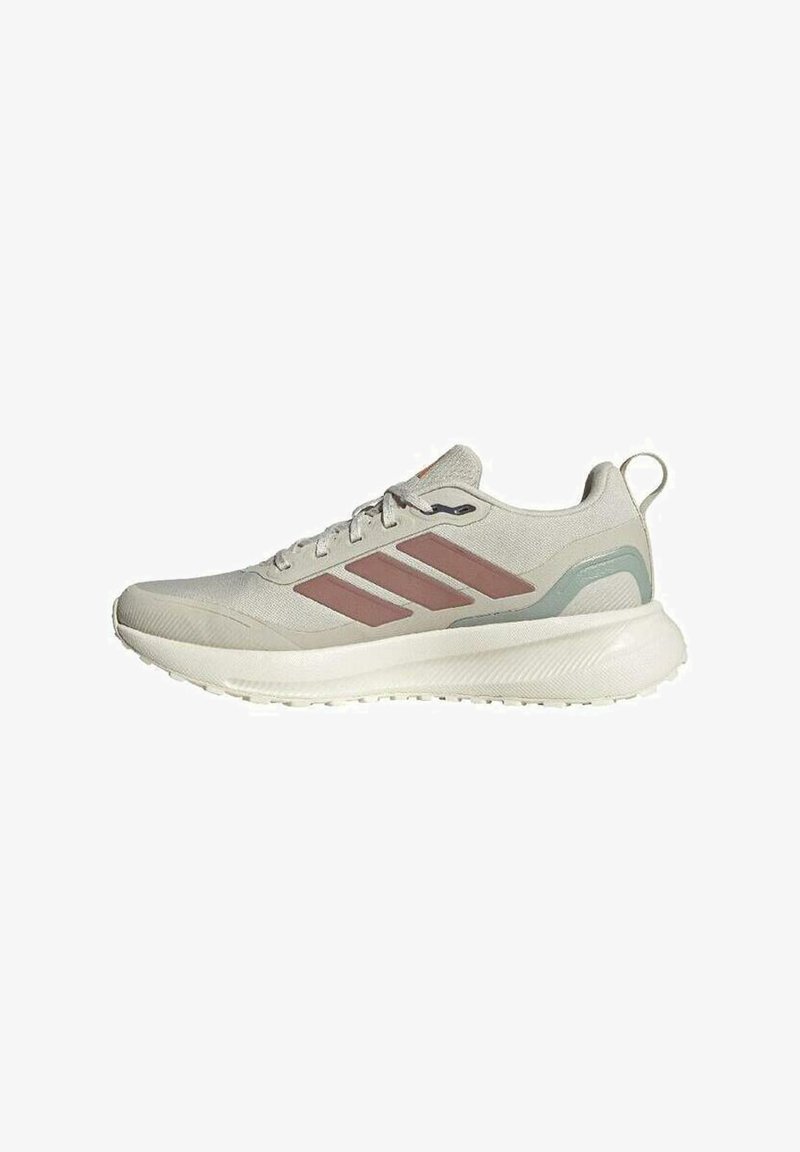Zapatillas deportivas de color gris claro con tres rayas rosas, parte superior de tela texturizada, suela blanca acolchada y detalles verdes en el talón.