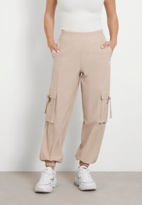 Guess MID WAIST  - Pantaloni cargo - beige