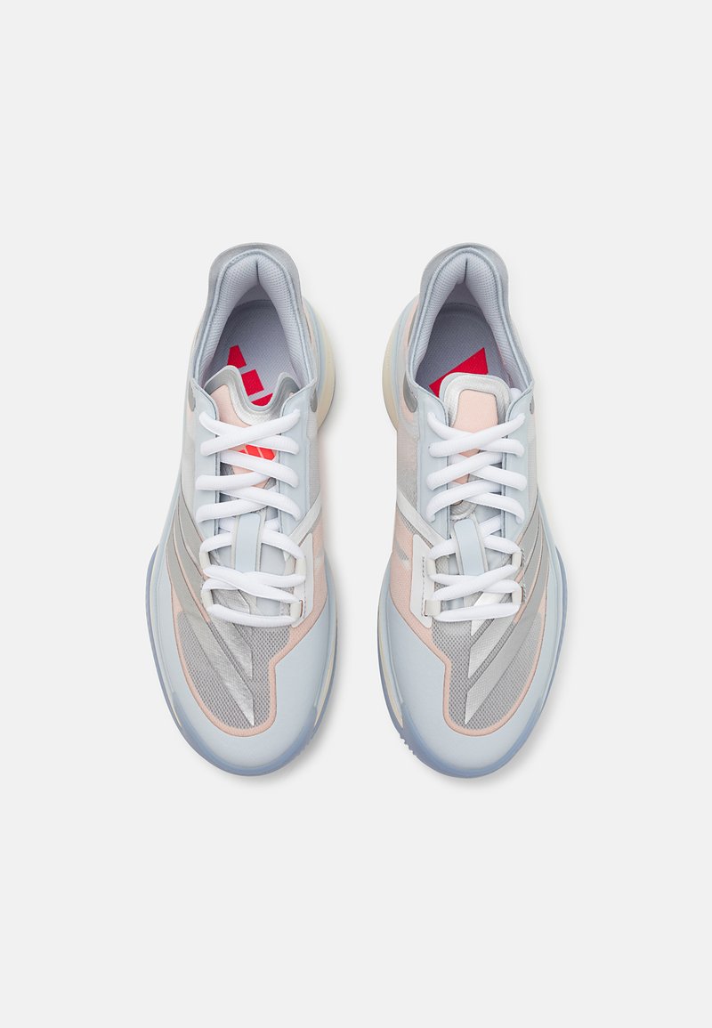 Chaussures de sport bleu clair avec des panneaux en mesh, lacets blancs et accents roses, dotées d'une semelle rembourrée et d'un design à trois bandes.