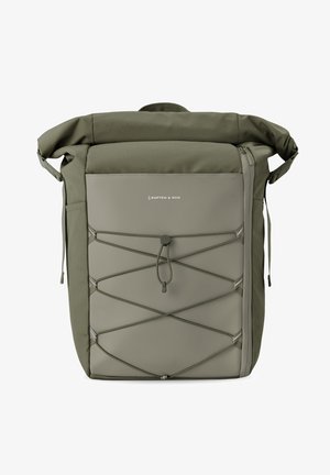 Sac à dos en nylon vert avec un design à rabat, présentant un détail en cordon élastique et un logo. Tissu texturé avec une finition lisse et une fermeture éclair latérale.