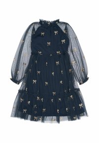 Rochie din tul bleumarin cu mâneci bufante, prezentând broderie cu fundițe aurii pe tot parcursul, decolteu și tiv cu volane și un design cu fuste în straturi.