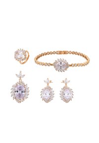 Goudkleurige sieradenset met een ovale centrale steen omringd door heldere kristallen. Bevat een ring, armband en oorbellen met bladenaccenten.