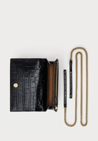 Μαύρη τσάντα clutch από δέρμα με όψη κροκοδείλου, με μαγνητικό κλείσιμο, χρυσό φερμουάρ και δύο αποσπώμενες λουρίδες: μία από δέρμα και μία χρυσή αλυσίδα.