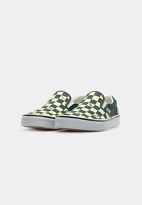 Grüne und cremefarbene karierte Slipper mit flacher Gummisohle und elastischen Seiteneinsätzen, mit einem dezenten Vans-Logo auf dem Obermaterial.