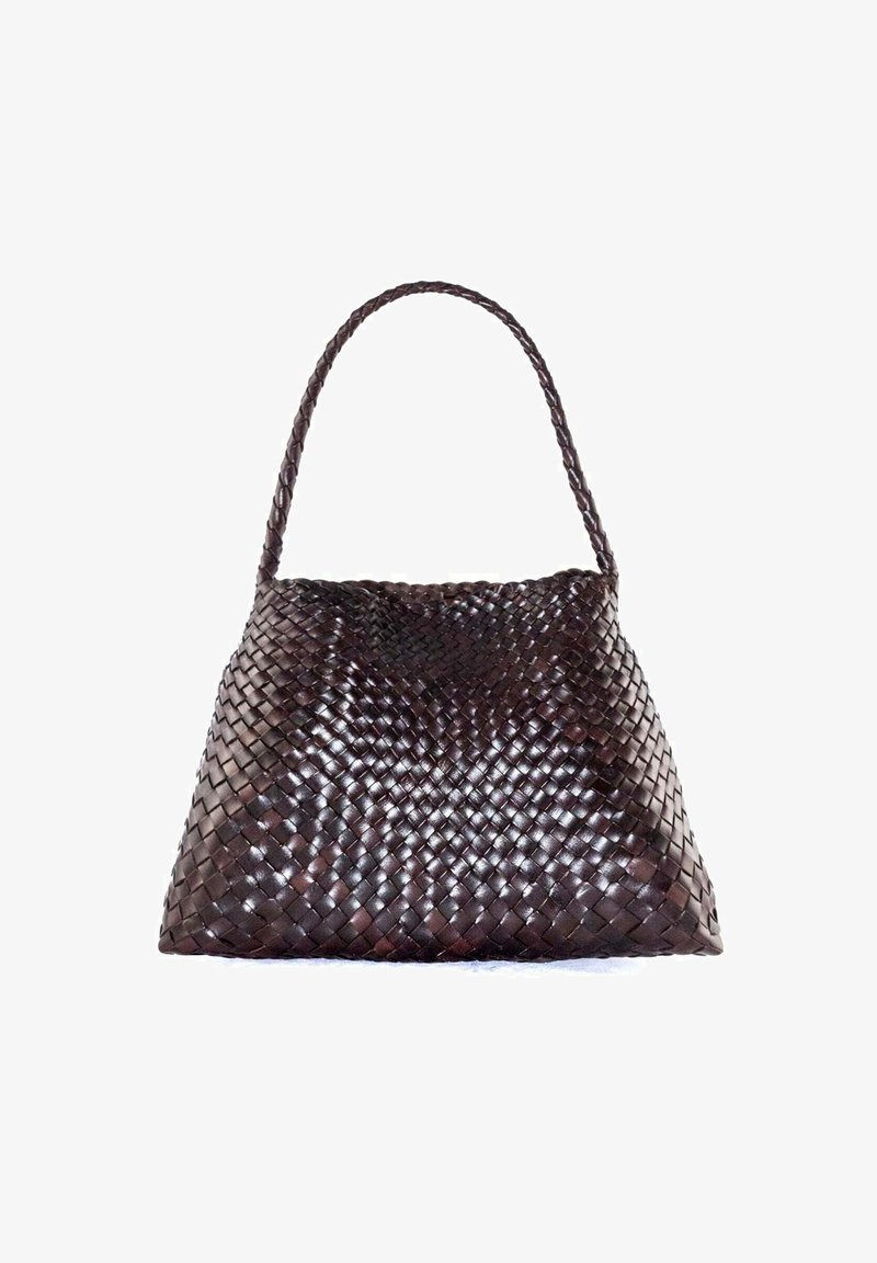 Borsa a tracolla intrecciata di colore marrone con forma triangolare, dotata di manico intrecciato e superficie liscia; realizzata in materiale durevole con finitura lucida.