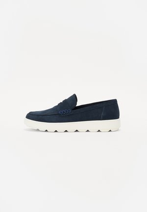 Pantofi slip-on din suede albastru, cu o talpă din cauciuc albă, având un bandă de accent ridicată și un design minimalistic. Textură netedă, formă clasică.