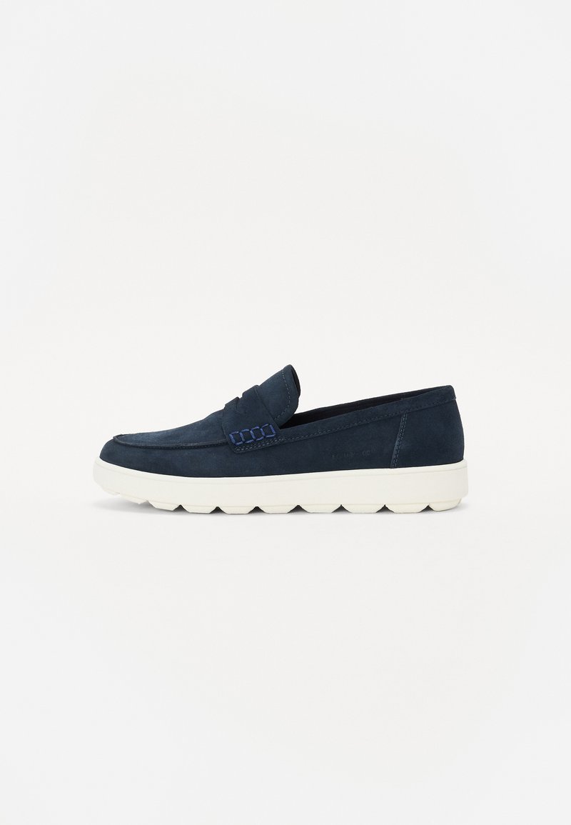 Blå fløyels slip-on sko med hvit gummisåle, med en hevet aksentbånd og minimalistisk design. Glatt tekstur, klassisk form.