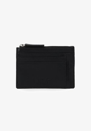 Czarny skórzany portfel z zamykaną na zamek komorą, wieloma miejscami na karty oraz wytłoczonym logo marki. Charakteryzuje się prostymi liniami i gładką teksturą.