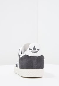 adidas Originals GAZELLE UNISEX - Sapatilhas - solid grey/white/gold metallic