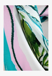 Geselecteerd, blue poolside scene