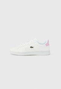 Λευκό δερμάτινο αθλητικό παπούτσι με λείο φινίρισμα, που διαθέτει πράσινο κεντημένο λογότυπο στη πλευρά και ανοιχτό ροζ λεπτομέρεια στη φτέρνα.