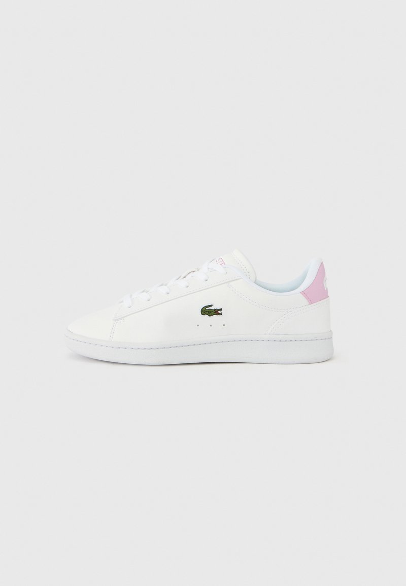 Baskets en cuir blanc à finition lisse, avec un logo vert brodé sur le côté et un accent rose clair au talon.