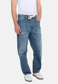 Pantalones cargo de denim azul claro con cintura elástica y cordón, que cuentan con grandes bolsillos frontales y un ajuste relajado.