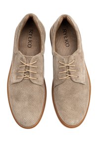 Zapatos de ante beige con diseño perforado, puntera redonda y cordones claros en contraste. La suela de goma de perfil bajo mejora la comodidad y flexibilidad.