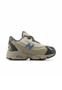 Scarpa da ginnastica beige con accenti grigi, pannelli in rete e un prominente logo blu "N". Presenta una linguetta imbottita e una suola testurizzata.