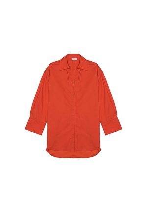 Camicia rossa a maniche lunghe con bottoni, realizzata in tessuto liscio, con colletto e orlo leggermente curvo.