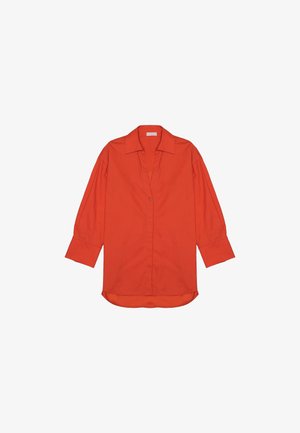Camicia rossa a maniche lunghe con bottoni, realizzata in tessuto liscio, con colletto e orlo leggermente curvo.